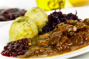 Hirschgulasch mit hausgemachten Klößen